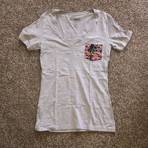 V-neck short sleeve tee